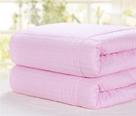 蠶絲被的優(yōu)點(diǎn)集結(jié)，為啥都喜歡蠶絲被？